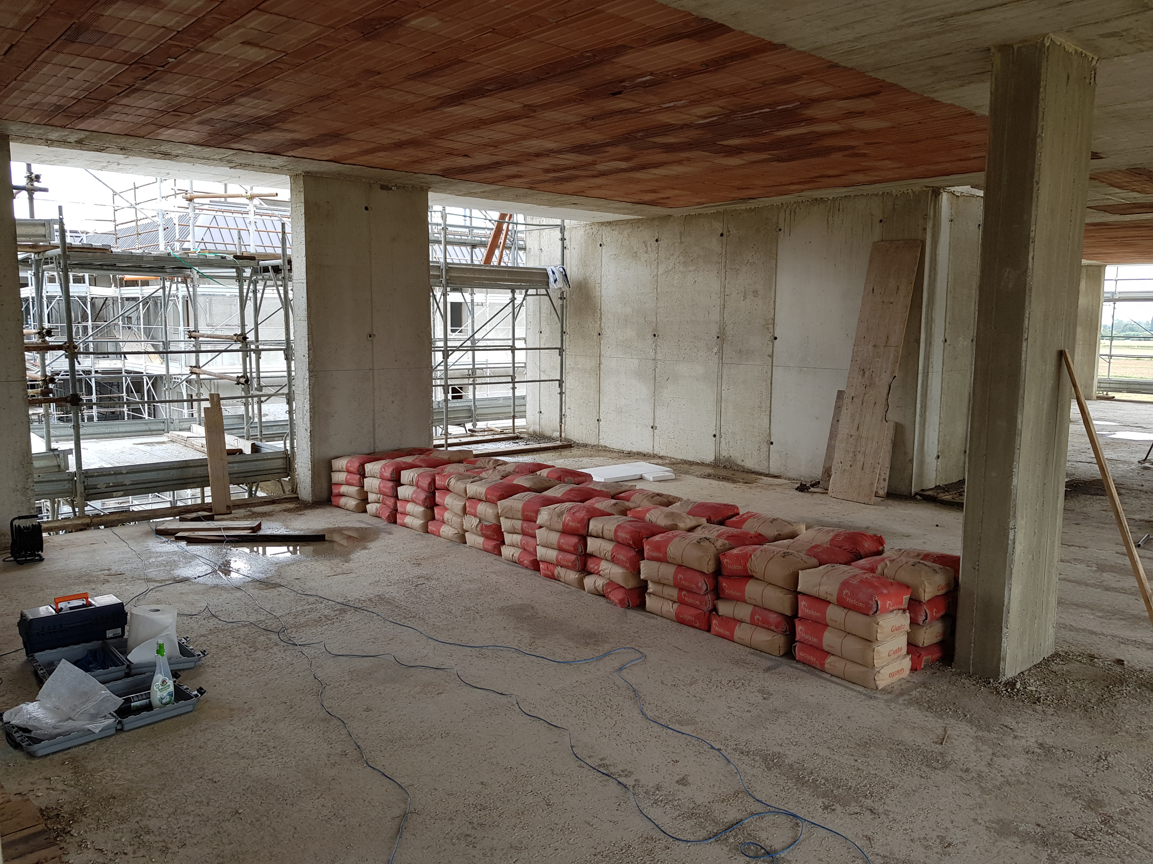 Solaio caricato con sacchi di cemento in condominio in costruzione